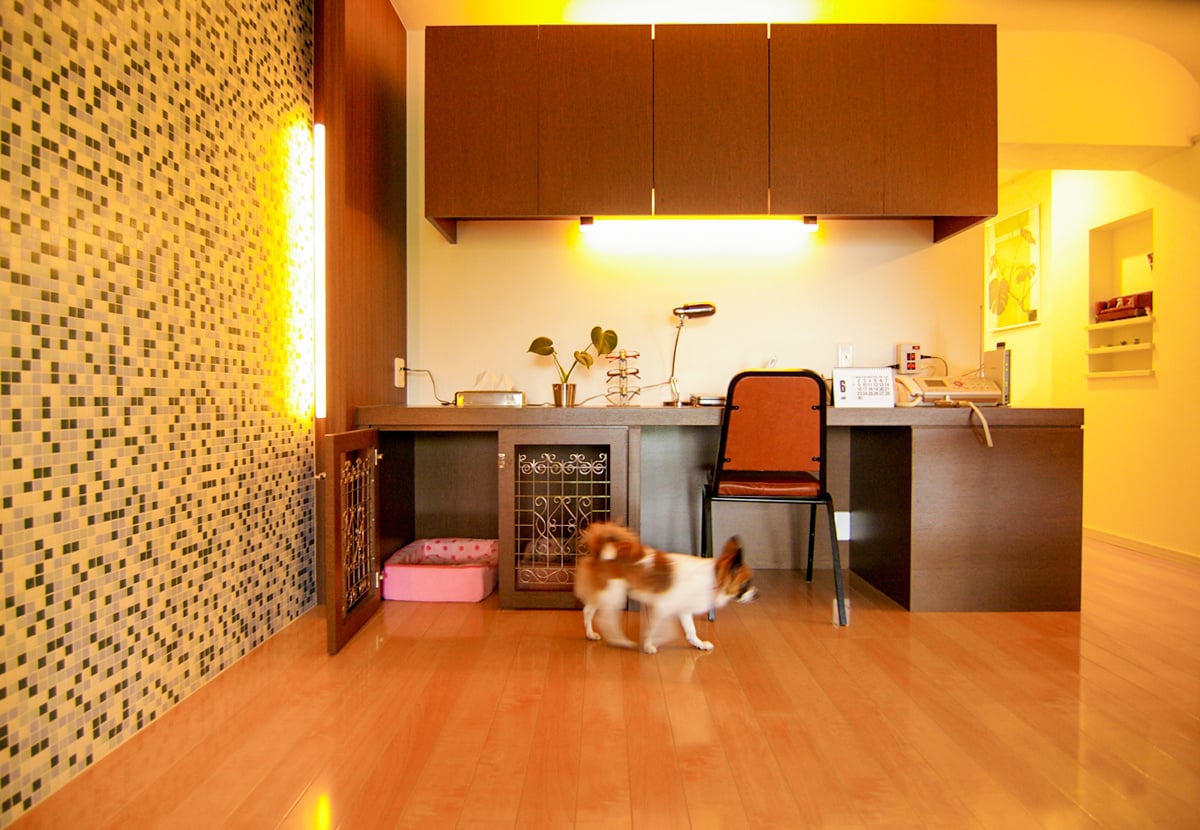 オリジナルの犬小屋内蔵家具と間接照明